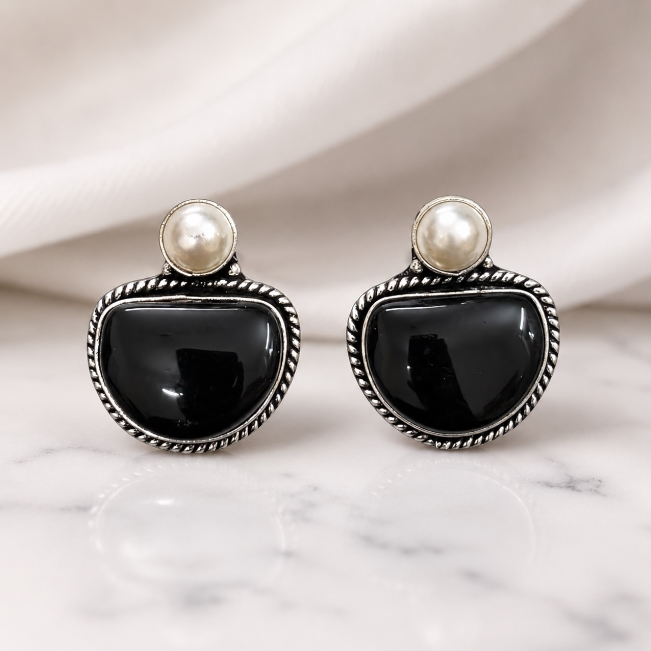 Niki Brass Studs - Black