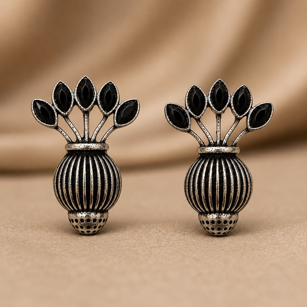 Vase Brass Studs - Black